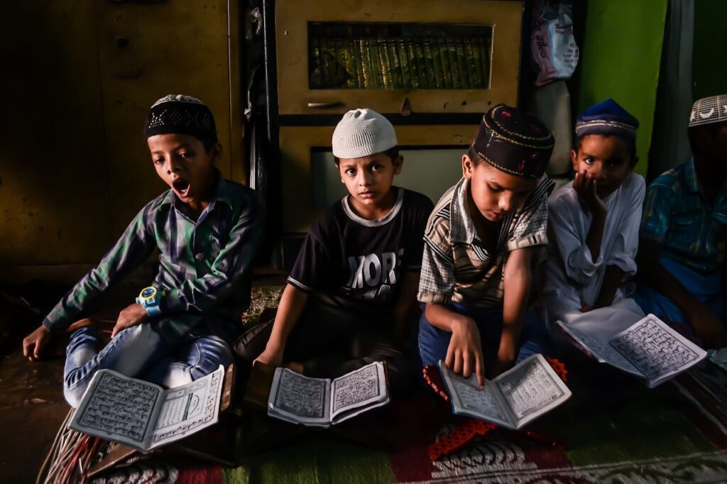 children-reading-the-quran-in-a-mosque-27976845